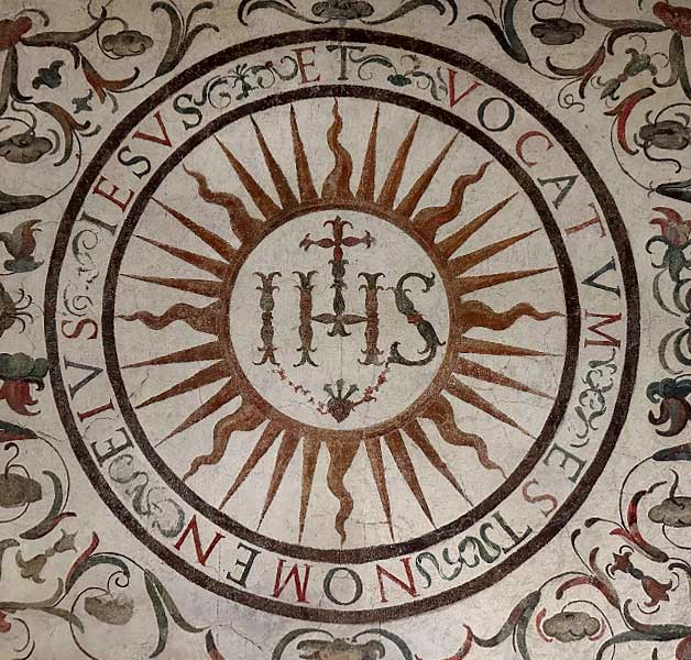Wczesny emblemat zakonu we wnęce gabinetu (studiolo) św. Ignacego Loyoli, w kompleksie Stanze di Sant'Ignazio przy kościele Il Gesù w Rzymie (przełom XVI i XVII w.).