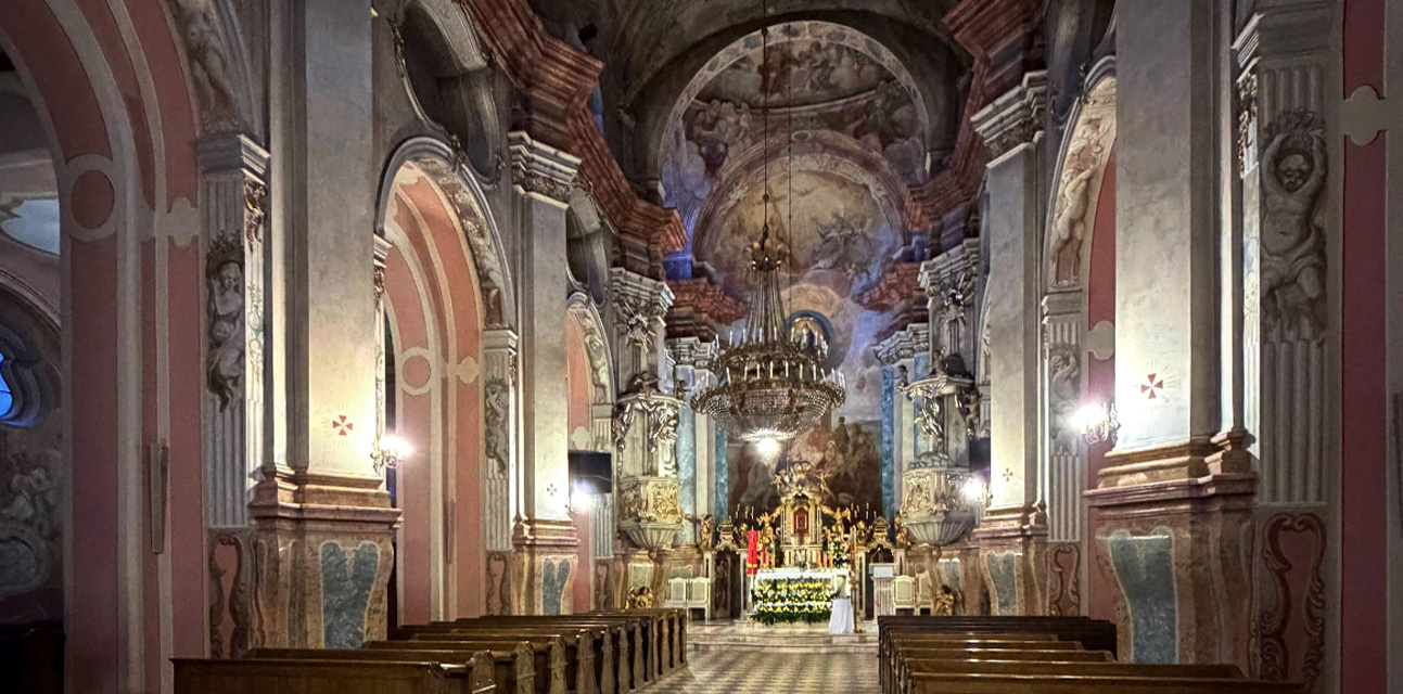 Widok ogólny wnętrza kościoła w Kobyłce. Wzdłuż nawy głównej widoczne są przejścia do obecnych naw bocznych, które w 1902 roku wykuto w dawnych wnękach ołtarzowych.